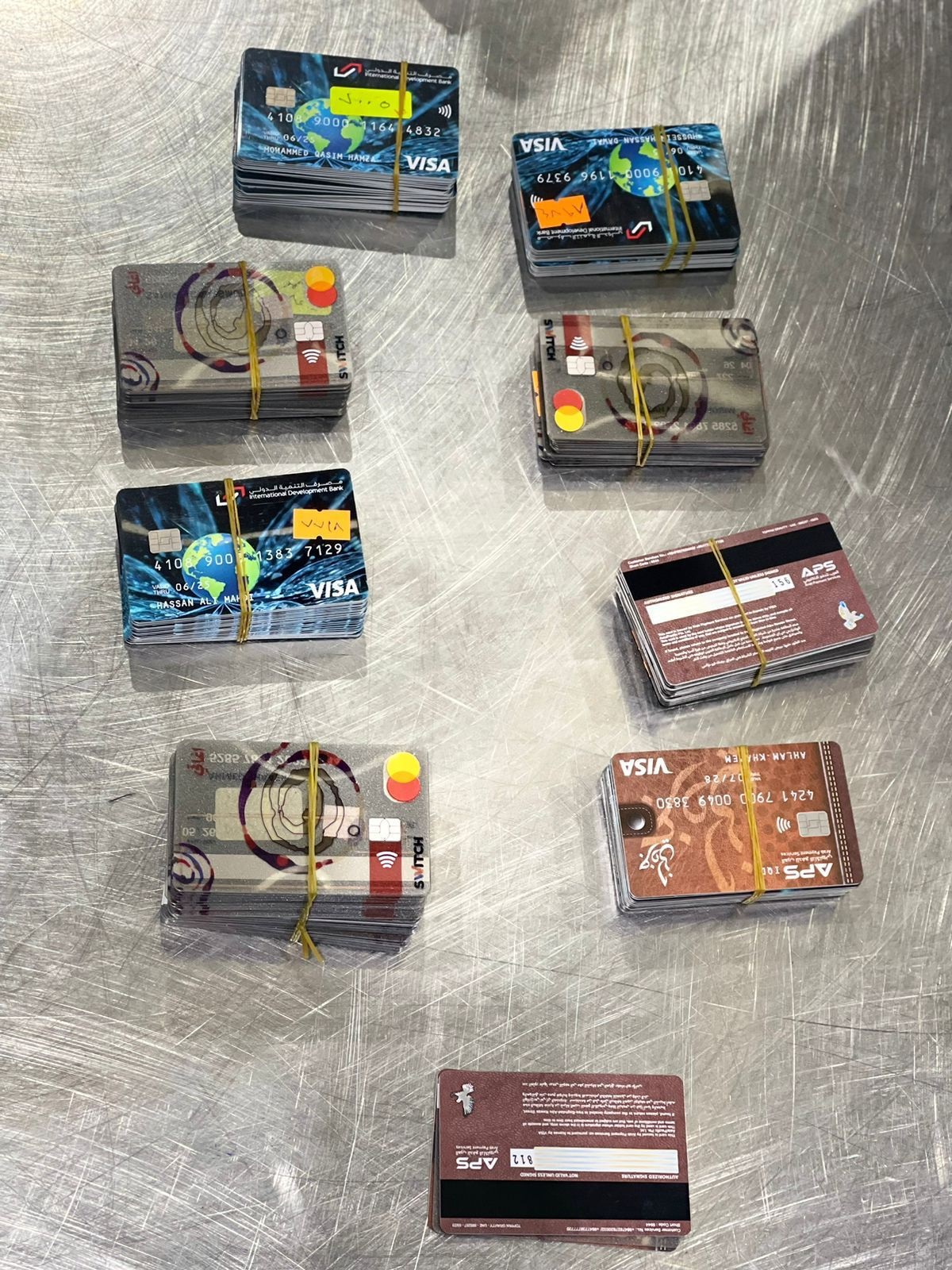 القبض على مسافر عراقي وبحوزته (228) بطاقة فيزا كارت معدة للتهريب في منفذ مطار بغداد الدولي