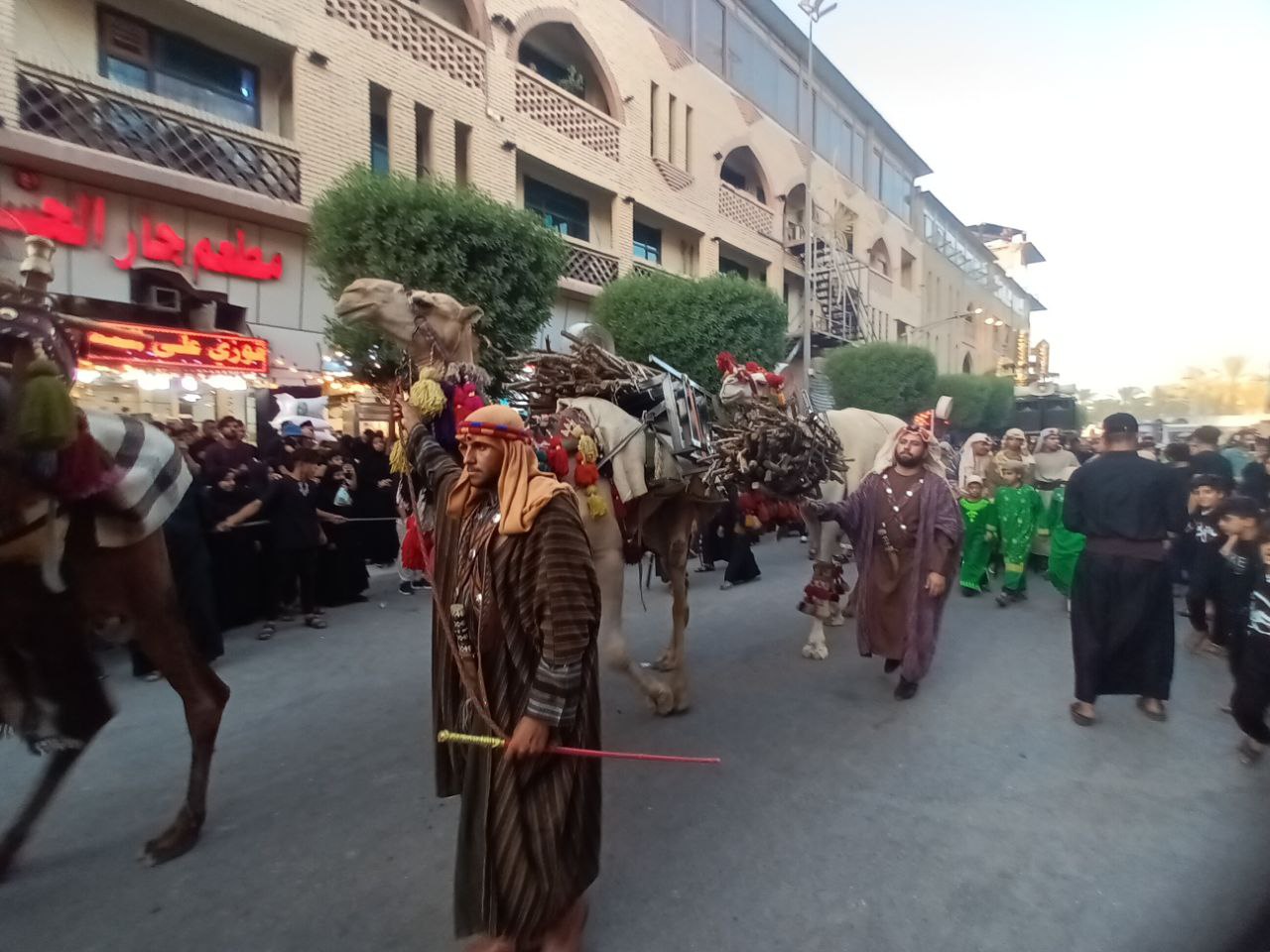 بالصور:مواكب المدينة القديمة في كربلاء تنطلق  لاحياء شعائر عاشوراء