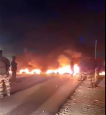 بالصور:حرق اطارات وقطع شارع رئيسي في كربلاء احتجاجا على انقطاع  الماء