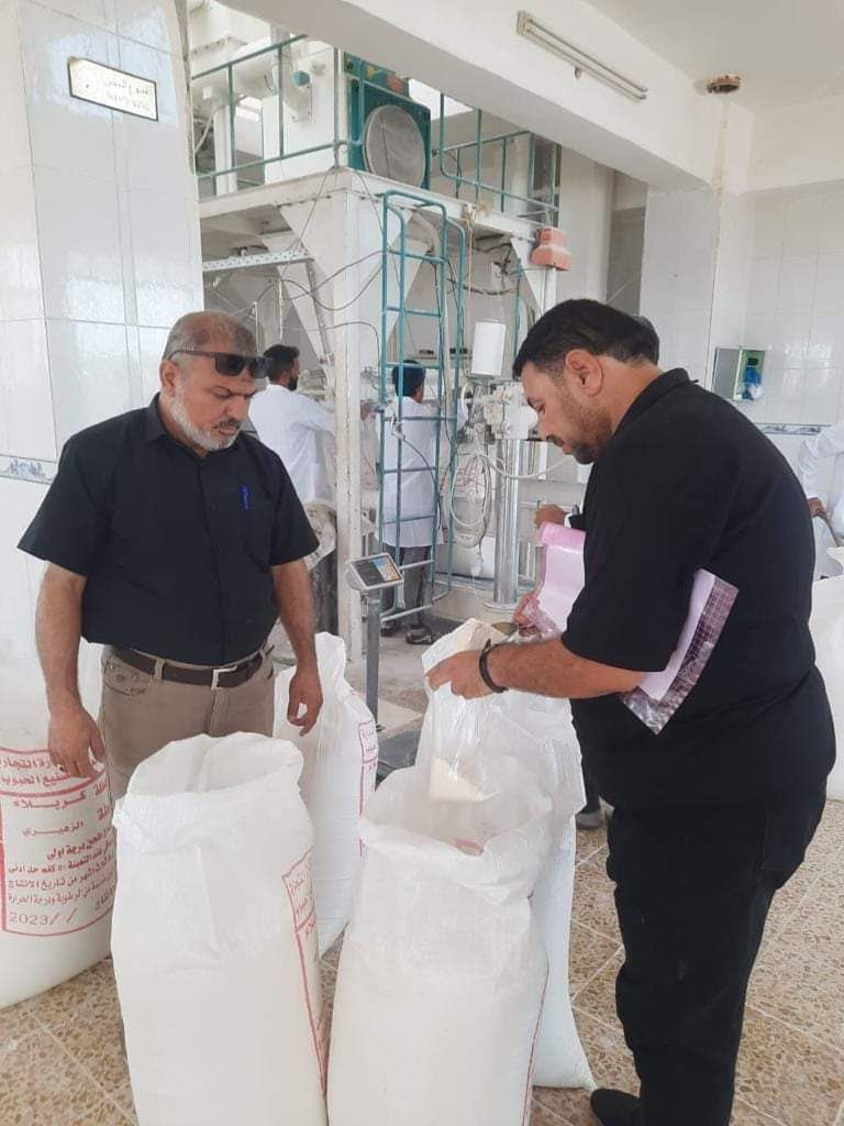 التجارة تجهز الوكلاء بكمية (٥) ملايين كيس طحين .