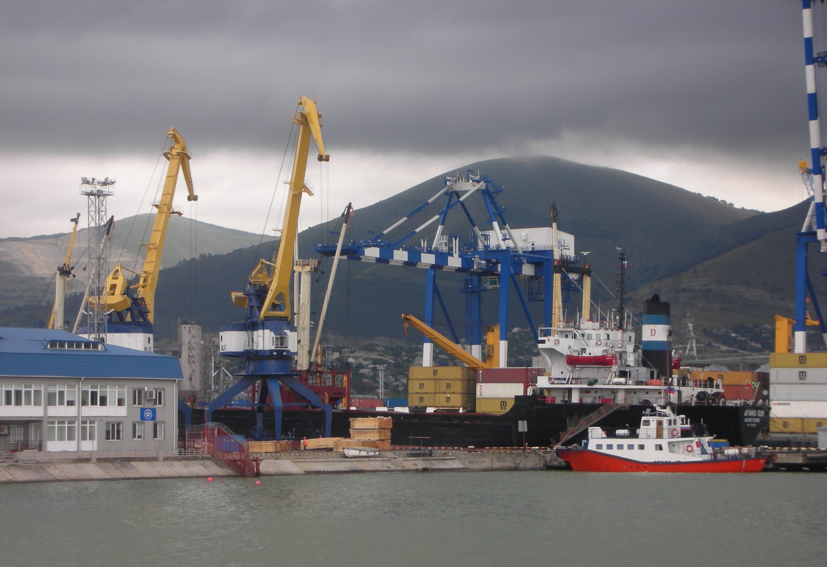 أوكرانيا تشن أول هجوم لها على ميناء تجاري روسي