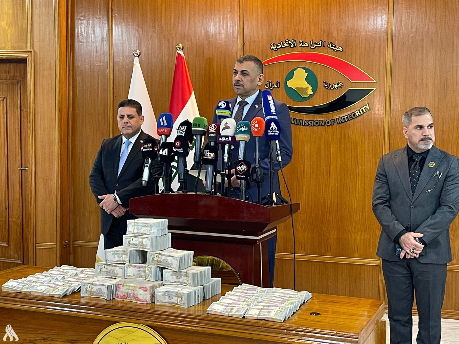 كل واحد منهم استحوذ على 100 مليار دينار: إشارات حمراء لمطلوبين بينهم وزير المالية للحكومة السابقة ورئيس المخابرات السابق