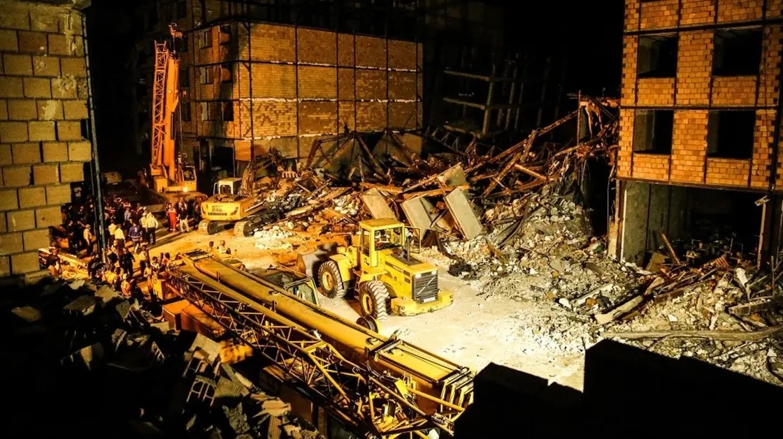 انهيار مبانٍ أثناء هدمها بطهران.. ومقتل 4 أشخاص بينهم شرطيان