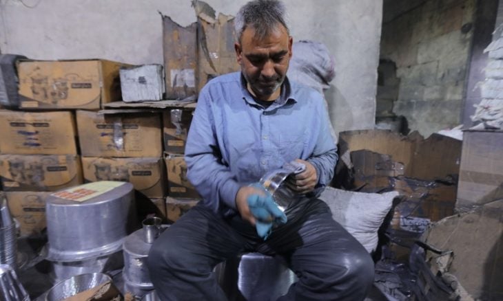 بالصور : نازحون سوريون يحولون المخلفات المعدنية لأواني طبخ
