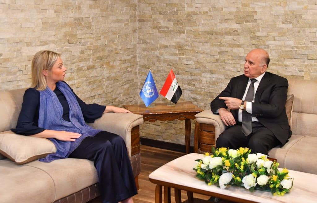 وزير الخارجيَّة يلتقي بلاسخارت بخصوص مخيم الهول والانتخابات المحلية