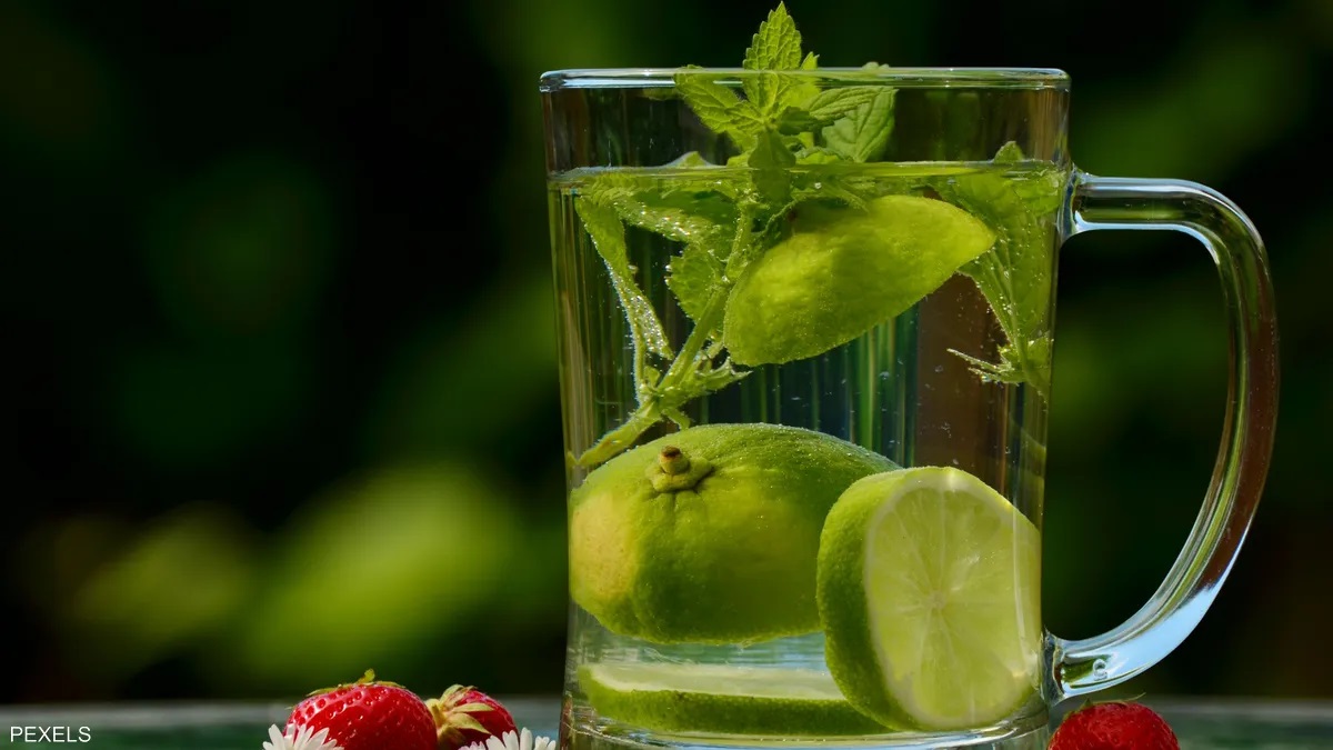 11سبباً لبدء يومك بشرب الماء والليمون.. تعرف إليها