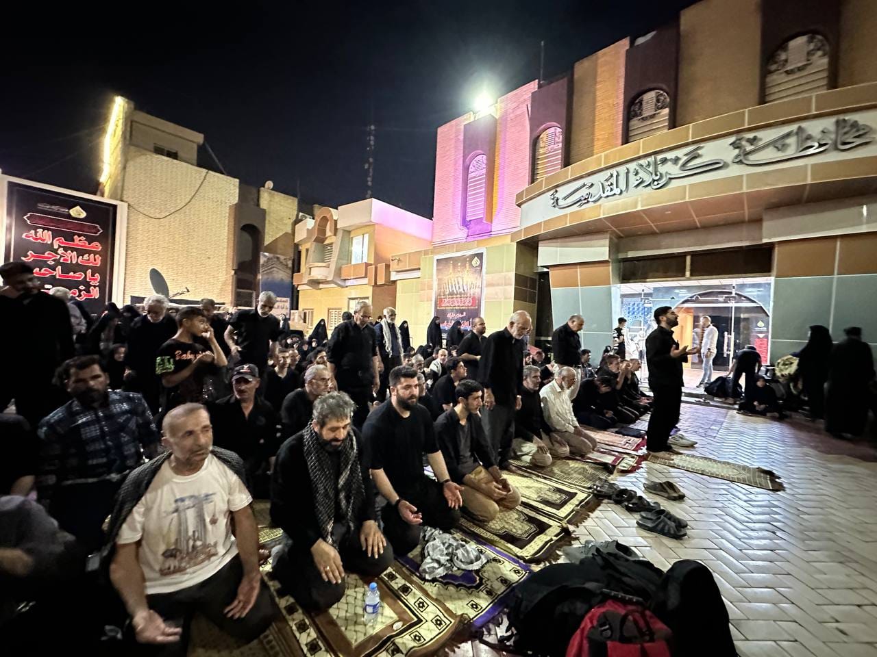 بالصور:زوار الاربعين يقيمون صلاة الجماعة في ديوان محافظة كربلاء المقدسة