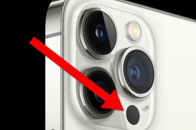 ما هي الدائرة السوداء إلی جانب الکاميرا في الموديلات الحديثة لآيفون؟