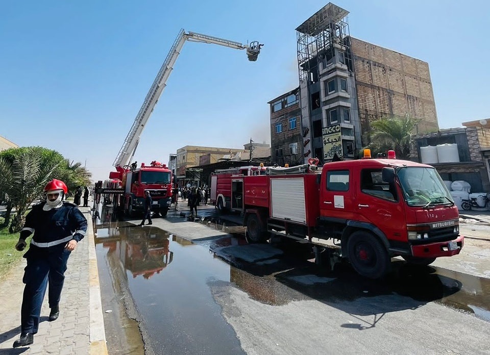اخماد حريق اندلع داخل بناية تجارية في كربلاء