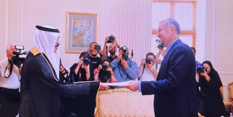 وزير الخارجية الايراني يتسلم نسخة من اوراق اعتماد السفير السعودي الجديد