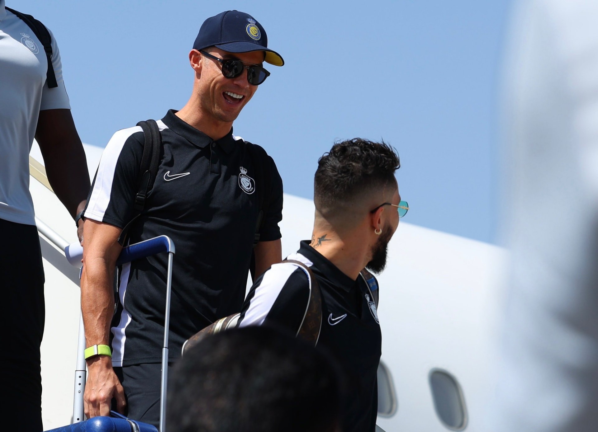 رونالدو يحمل صورة الإمام علي في إيران.. لقطة تشعل مواقع التواصل وهذه حقيقتها