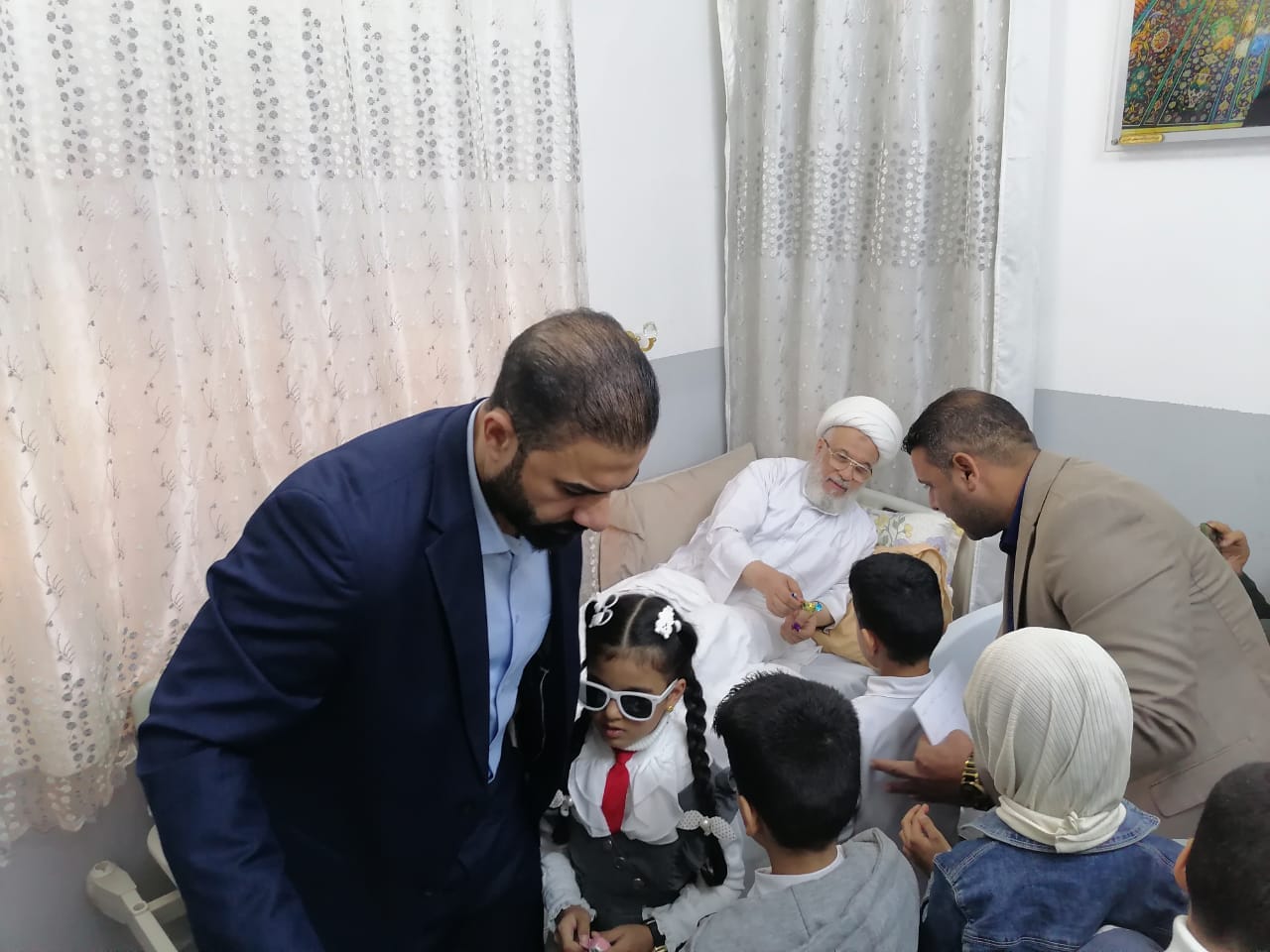 بالصور:اطفال مكفوفو البصر يزورون ممثل السيستاني بمنزله للاطمئان على سلامته