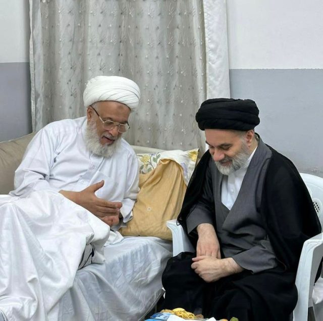 آية الله السيد محمد رضا السيستاني يطمئن على صحة الشيخ عبد المهدي الكربلائي في داره (صور)