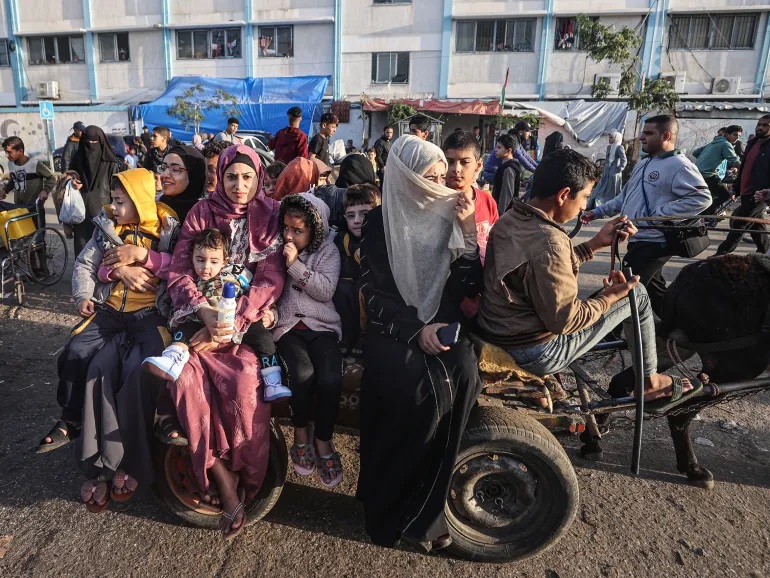 آلاف النازحين يعودون إلى منازلهم وسط وجنوب قطاع غزة