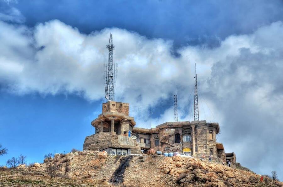 قذيفة مجهولة تضرب قصراً مهجوراً لصدام حسين في دهوك