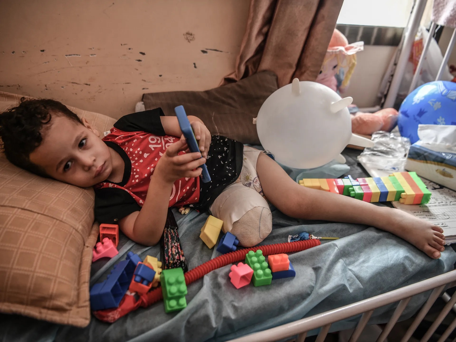 إنقاذ الطفولة: نحو 10 أطفال يفقدون سيقانهم يوميا بغزة