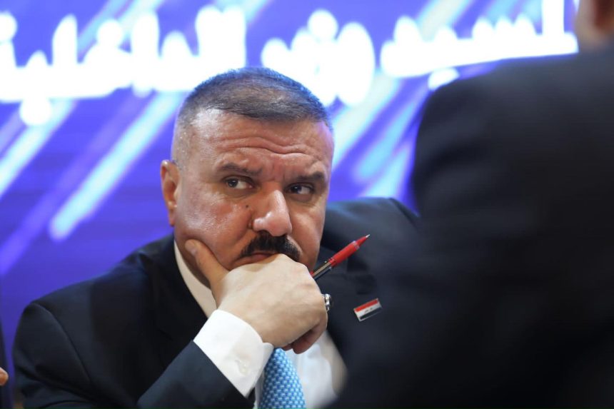 بعد إلقائه القبض على قاتل.. وزير الداخلية يكرم شرطي مرور