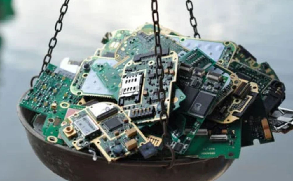 تقرير صادم: العالم أنتج نفايات إلكترونية تعادل وزن 6000 برج إيفل