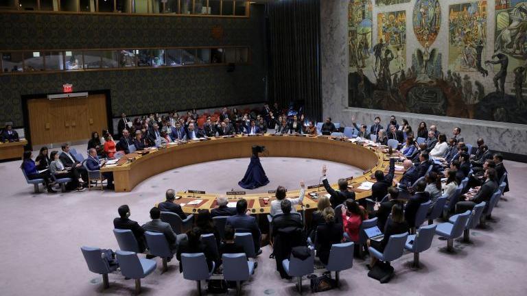 ترحيب دولي بتبني مجلس الأمن مشروع قرار يدعو لوقف إطلاق النار في غزة، وإسرائيل تنتقد امتناع واشنطن عن التصويت