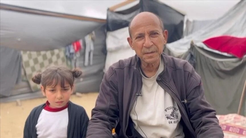 فقدت كل عائلتها.. طفلة غزية شريدة تكمل مع جدها بقية فصول المأساة