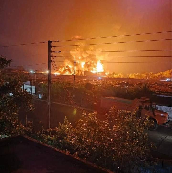 الدفاع المدني تعلن السيطرة على حريق معمل للإسفنج في الشعلة