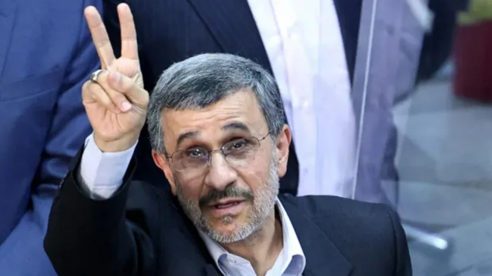 أحمدي نجاد يُبلغ أنصاره عن نيته في الترشح للانتخابات الرئاسية الإيرانية