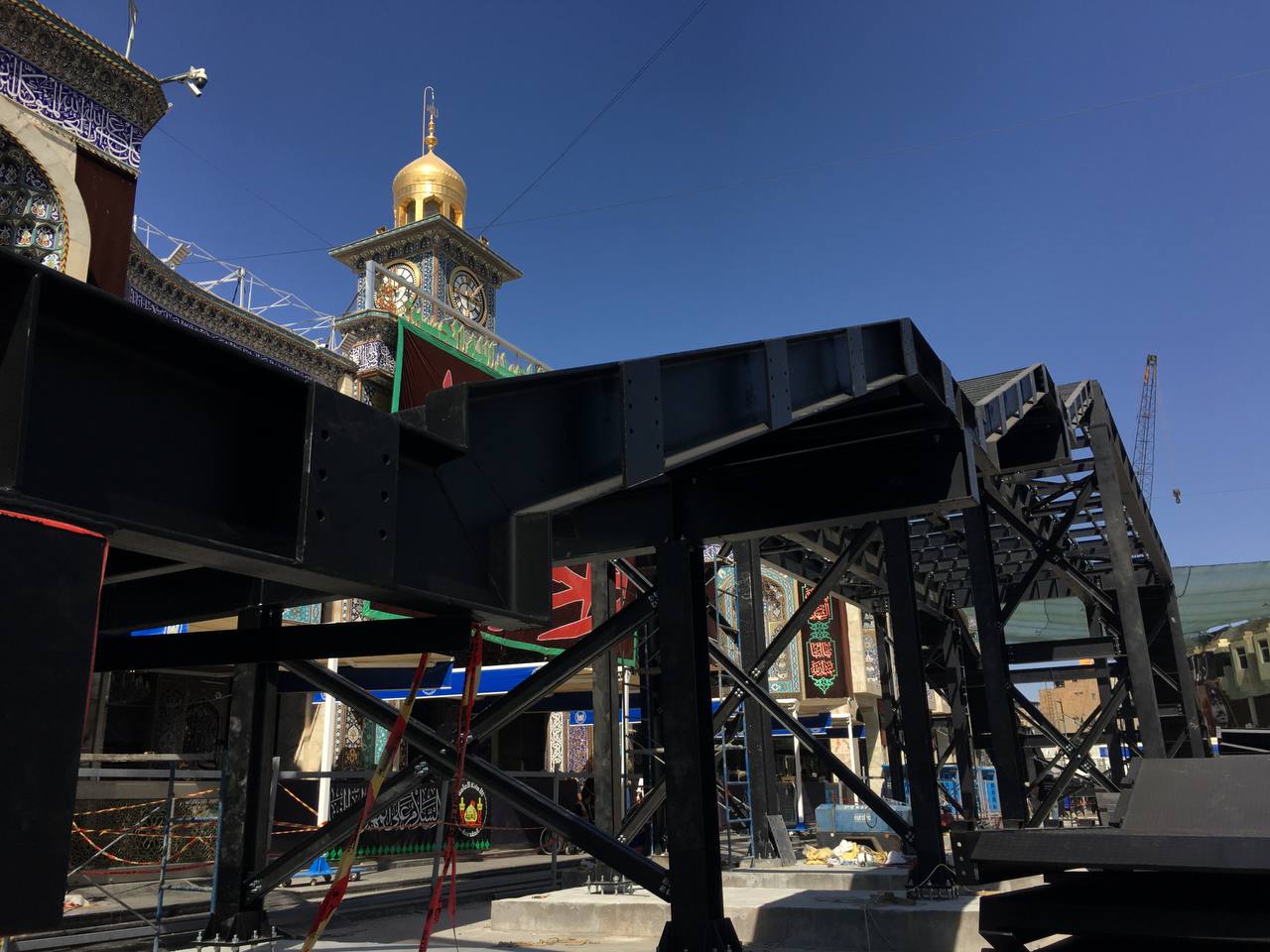 فيديو:نصب مجسر بمواصفات عالمية بطول 100 متر في باب قبلة الامام الحسين