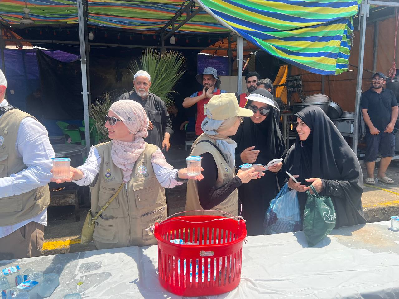 بالصور: وفد جامعة فلاديمير الروسية يساهم في خدمة زوار الاربعين بكربلاء