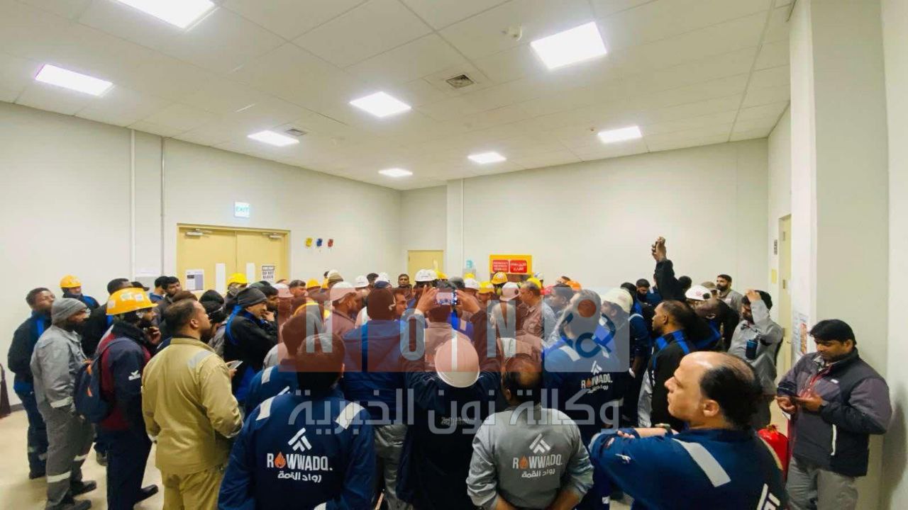 عمال هنود وباكستانيون يتظاهرون داخل مصفى كربلاء