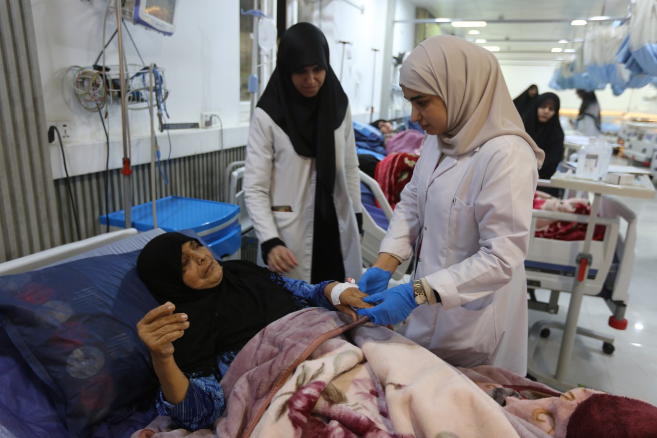 فقيرة وترعى (3) ابناء متخلفين عقليا.. مستشفى السفير تجري عملية جراحية مجانية لعجوز دهسها سائق وتركها