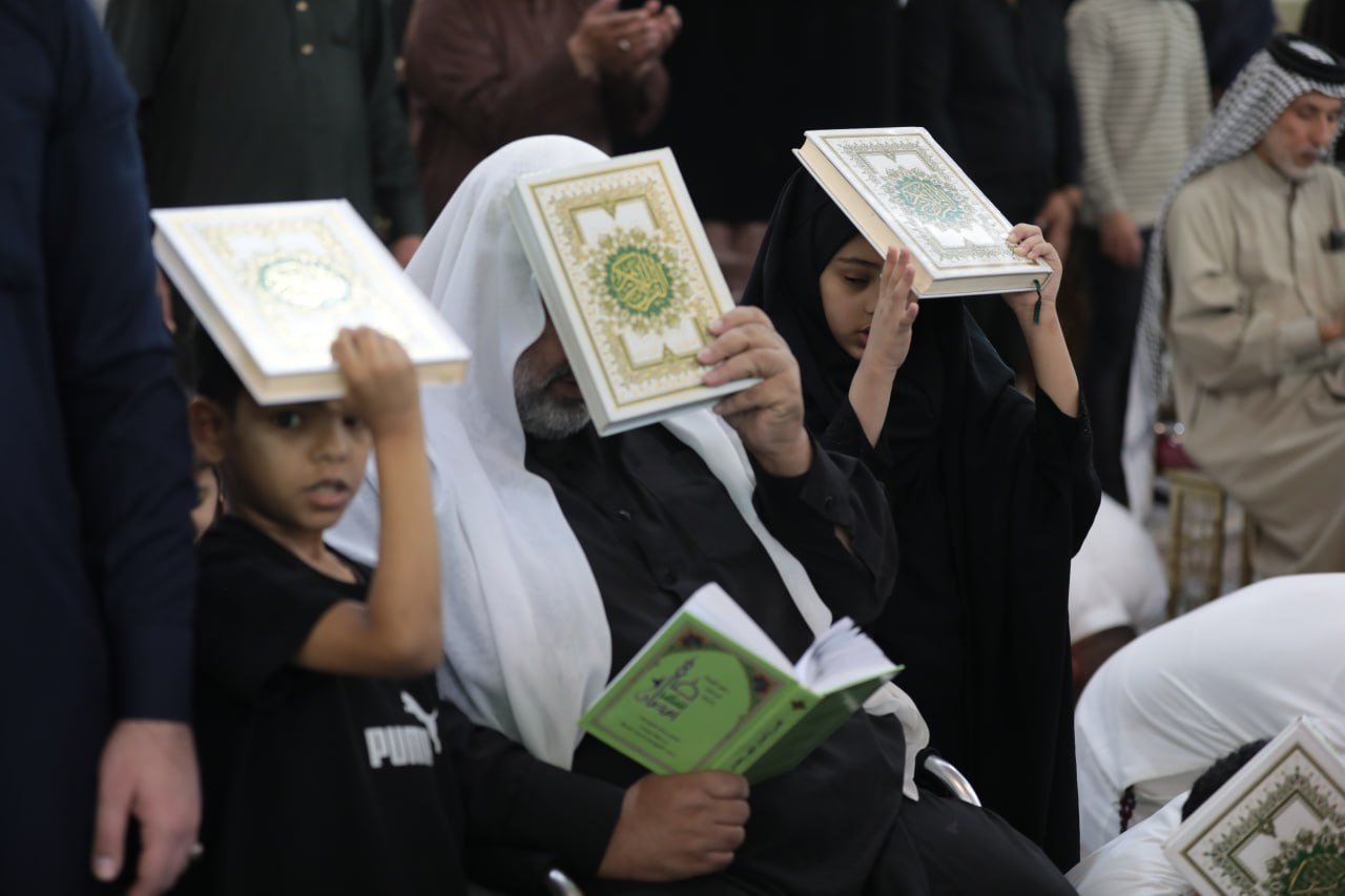 بخشوع وتعبد وتضرع ودعاء.. ملايين المؤمنين يحيون ليلة القدر الاولى في العتبتين المقدستين بكربلاء(صور)