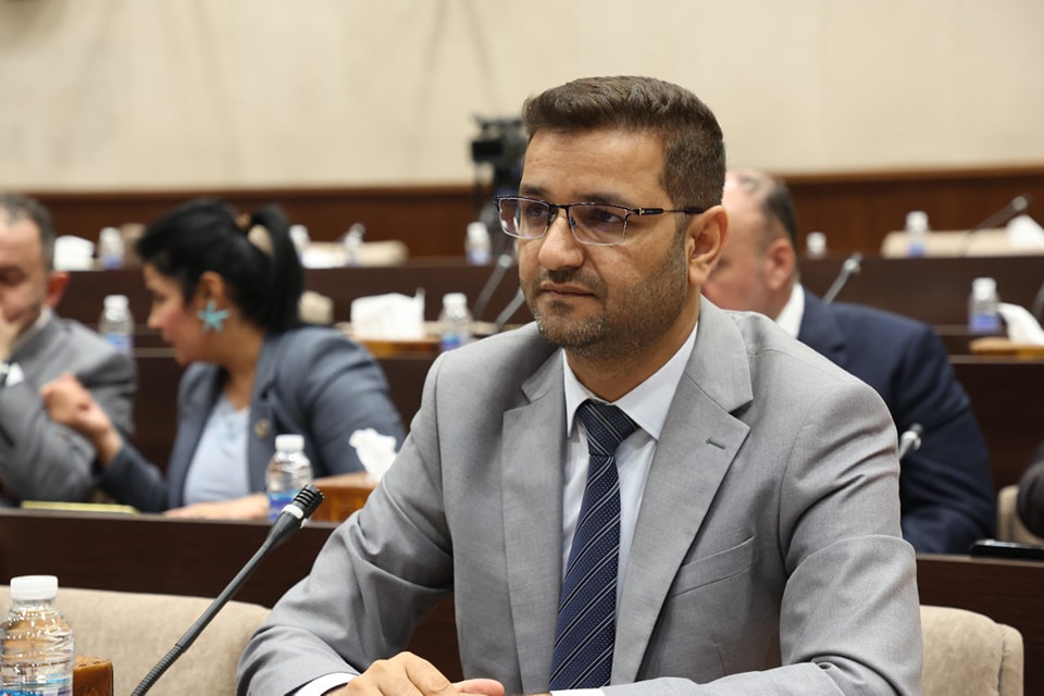 نائب يُهدّد باعتصام مفتوح داخل البرلمان