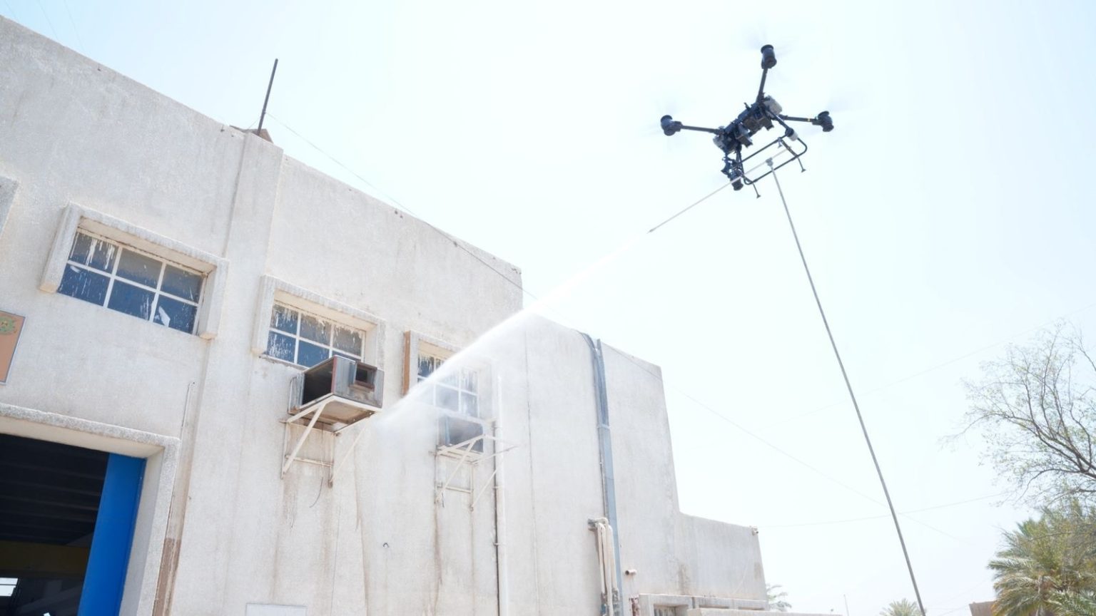 لأول مرة بالعراق.. الدفاع المدني يستخدم الطائرات المسيرة في مكافحة الحرائق