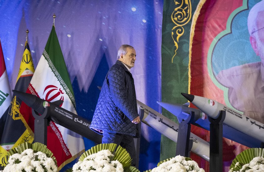 مسؤول إيراني رفيع يكشف تفاصيل صادمة عن محاولة اغتيال الرئيس بزشكيان ونجاته خلال المواجهة مع إسرائيل