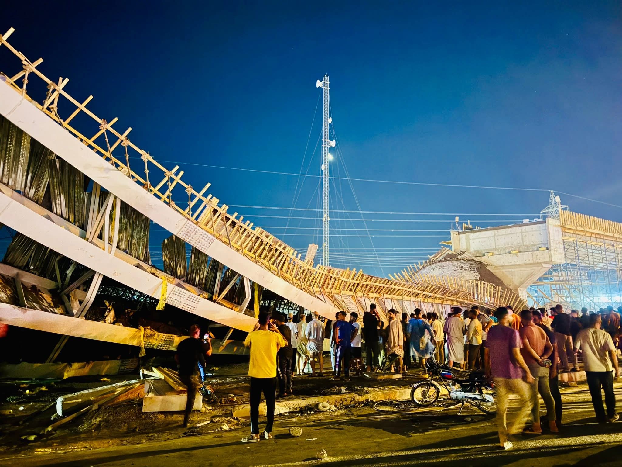 كربلاء.. سقوط مجسر قيد الانجاز وانباء اولية عن وقوع اصابات بينهم سوريان وافغانيان (فيديو)