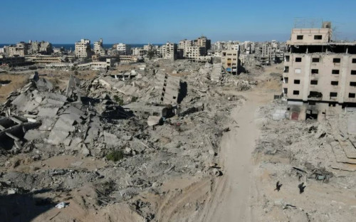 غزيون ينصبون خيامهم على أنقاض منازلهم المدمرة