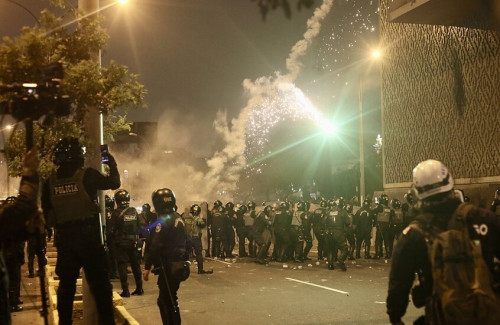 البيرو.. إعلان حالة الطوارئ في ليما بعد مقتل متظاهر واحتجاجات عنيفة ضد الرئيس الجديد