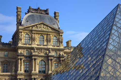 باريس.. متحف اللوفر يتعرض لعملية سطو مسلح !