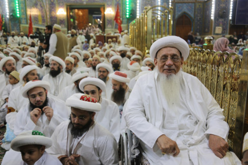 الاف الهنود "البهرة" يقيمون العزاء والزيارة بطريقتهم الخاصة في حرم الامام الحسين عليه السلام (مصور)