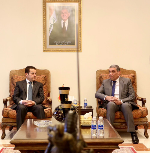 الأعرجي يزور السفارة العراقية في البحرين