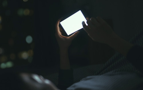 "جيل Z" في خطر.. الإنترنت يسرق نوم الشباب