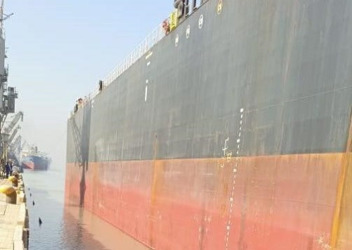 النفط توضح بشأن رسو ناقلة لاستيراد مادة البنزين بحمولة 50 ألف متر مكعب