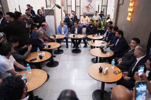 بالصور:رئيس الوزراء يجري جولة في منطقة الكرادة وسط بغداد