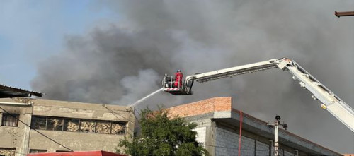 الدفاع المدني يسيطر على حريق في بناية بالوزيرية وسط بغداد