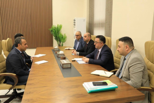 العراق يبحث مع الأمم المتحدة استرداد الأموال المهربة والمطلوبين بقضايا فساد