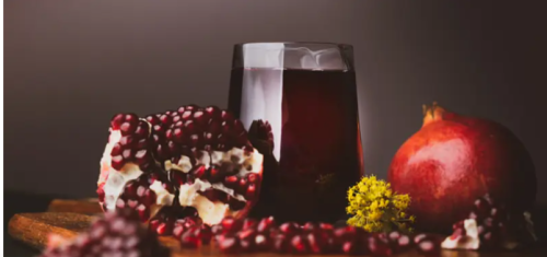 أيهما أفضل.. تناول حبات الرمان أم شرب عصيرها؟
