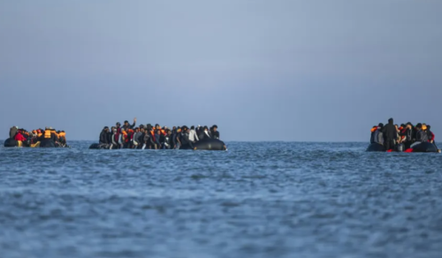 فرنسا تحاكم عراقيَين وسوداني إثر حادث غرق خلف قتلى في قناة المانش