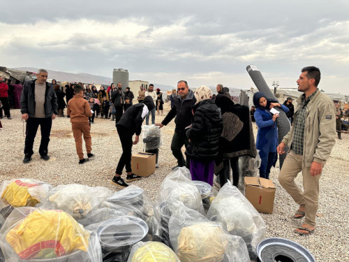 بينها (21) مادة غذائية.. وفد اغاثة العتبة الحسينية يوزع المساعدات على السوريين النازحين في لبنان