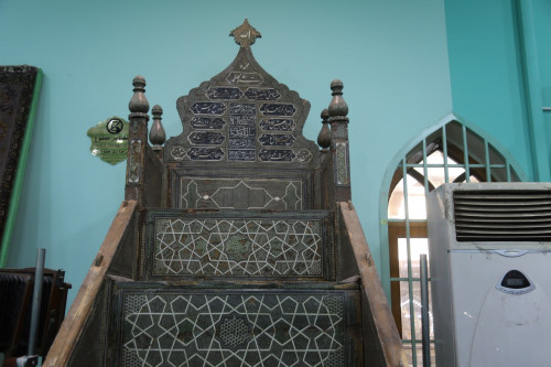 عمره (185) سنة.. العتبة الحسينية ترمم منبر خطابة أهداه لها رئيس الوزراء "القاجاري"