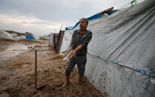 الأمطار تغرق خيام غزة والبرد يودي بحياة رضيعة